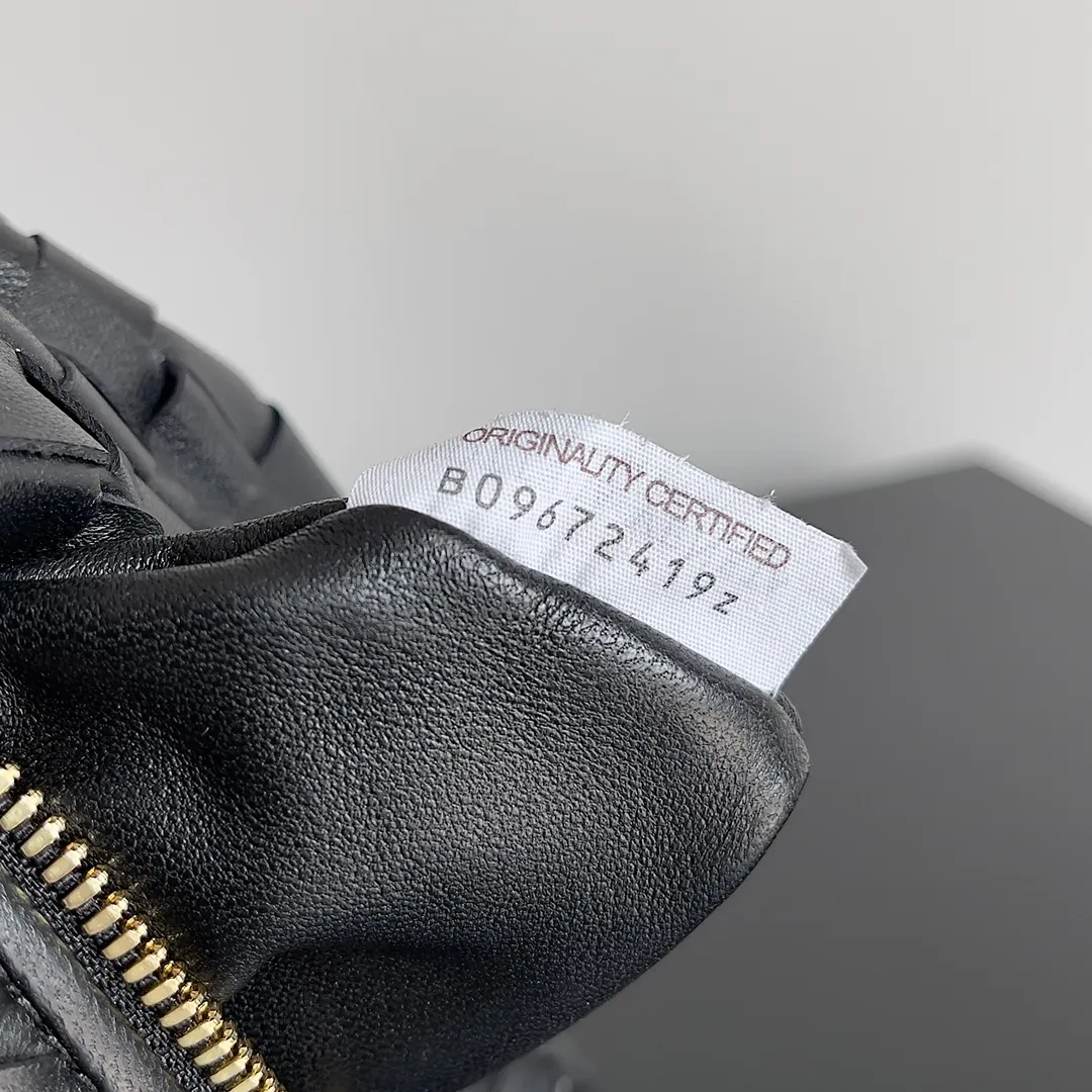 Batch 1120 Bottega veneta͙.——The latest braided and knotted hobo🔥 The top-grade lambskin leather is very soft, the bag shape is unique, practical and durable. It retains the traditional weaving elements while being a bit more flamboyant ~ Made of hand-woven sheepskin, zipper opening and closing, curved seamless structure, effortless to match. Highly recommended⚠️⚠️⚠️ The highest-end in the market🌈 Welcome to compare [Factory equipped with full package] size: 23x15x5cm.   Model: 651876